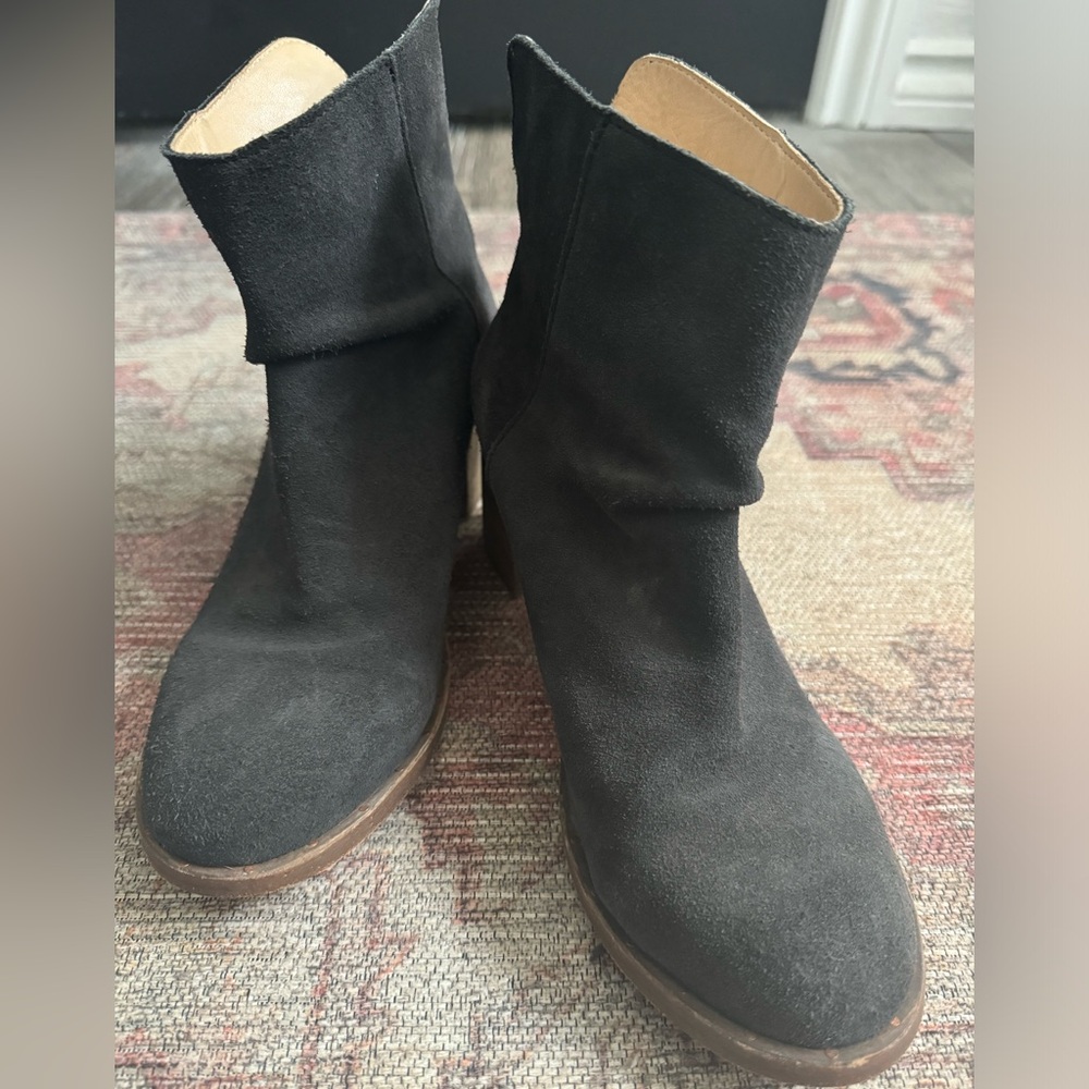 Beek, by two birds grey suede ankle boots. Size 8.